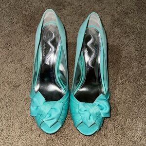 Nina teal satin heels NWT size 10M